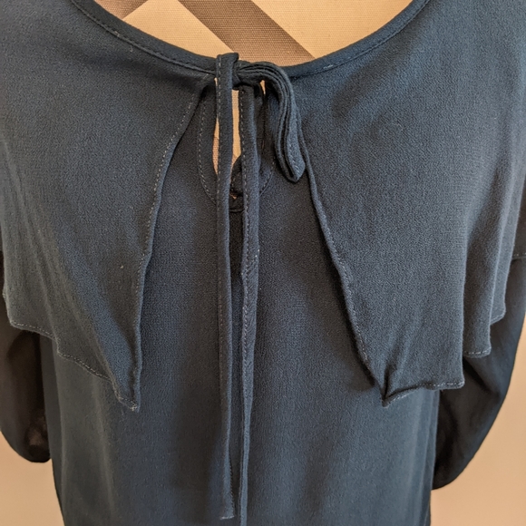 Wide Collared Top - Picture 5 of 6